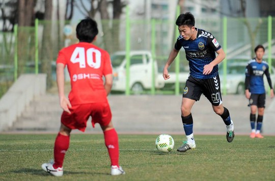 
Xuân Trường lại kiến tạo để tuyển thủ U23 Hàn Quốc Jin Sung Wook lập công ở phút 90+4
