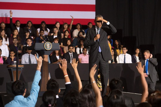 Tổng thống Obama trong lần gặp các thành viên YSEALI ở Malaysia năm 2014. Ảnh: Nhà Trắng