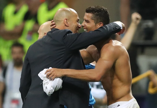 Niềm vui của Zidane và Ronaldo