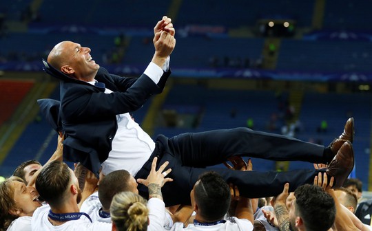 Các cầu thủ Real Madrid tung hê Zidane