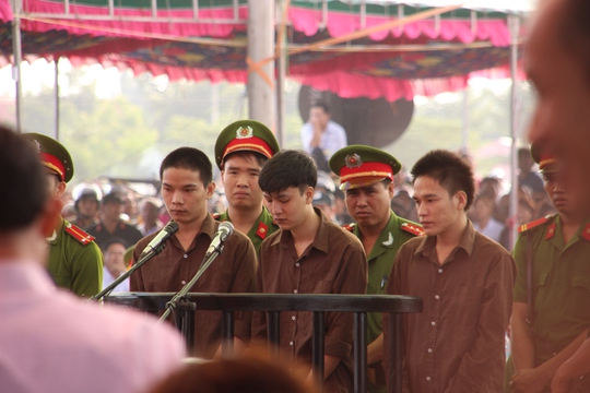 
Phiên tòa sơ thẩm 17-12-2015 do TAND tỉnh Bình Phước thụ lý đã tuyên án Dương và Tiến án tử; Thoại 16 năm tù giam
