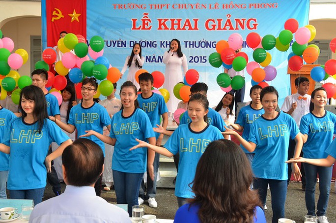 Học sinh trường chuyên Lê Hồng Phong biểu diễn văn nghệ chào mừng năm học mới. Ảnh: Tấn Thạnh
