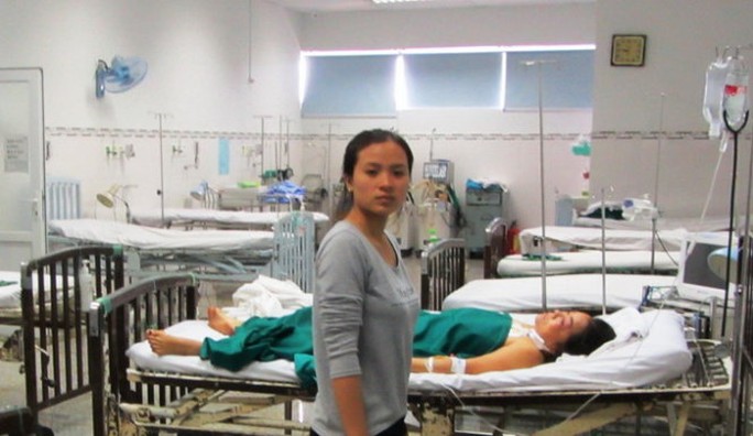 
Nạn nhân Lê Thị Thanh Trúc (chủ nhà nghỉ, dịch vụ cầm đồ), một trong hai nạn nhân bị đâm, đang được điều trị tích cực tại bệnh viện - Ảnh: M.Trân
