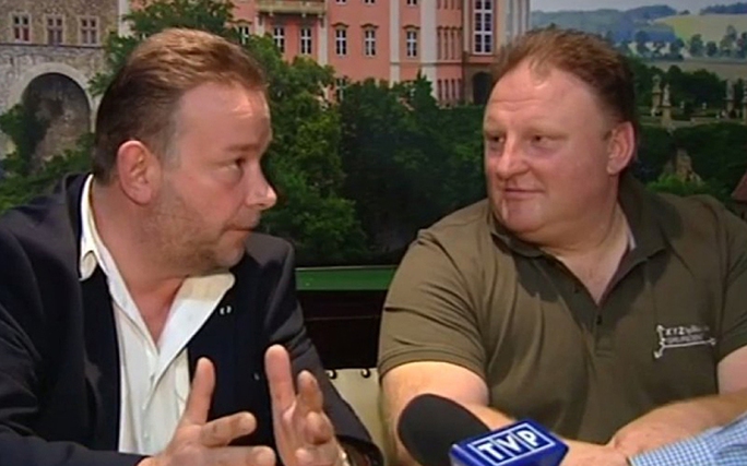 Ông Andreas Richter và Piotr Koper xuất hiện trên kênh truyền hình TVP-Info hôm 4-9. Ảnh: TVP