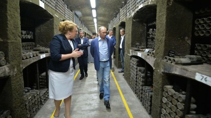Ông Putin và Berlusconi thăm xưởng rượu Massandra. Ảnh: EPA
