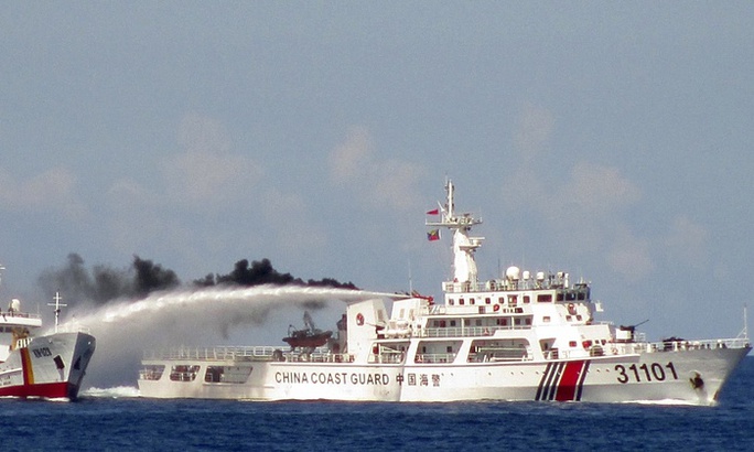 Tàu Trung Quốc cũng từng phun vòi rồng vào tàu Việt Nam ở biển Đông. Ảnh: Reuters