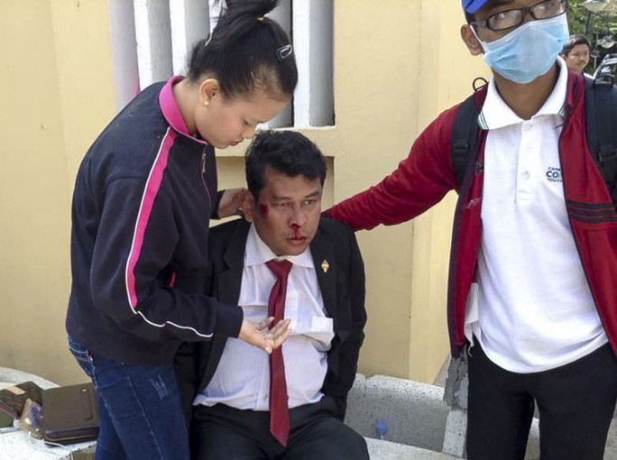 Một trong hai nghị sĩ của CNRP được điều trị sau khi bị đánh. Ảnh: Phnompenh Post