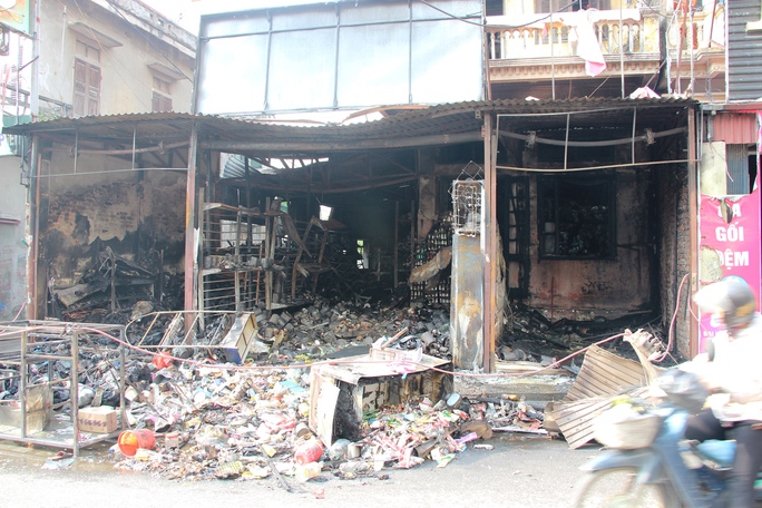 
Hiện trường vụ cháy lớn khiến 3 cửa hàng bị thiêu rụi lúc nửa đêm
