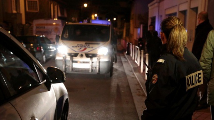 
Cảnh sát kiểm tra khu vực tìm thấy chiếc đai bom tự sát Ảnh: Reuters
