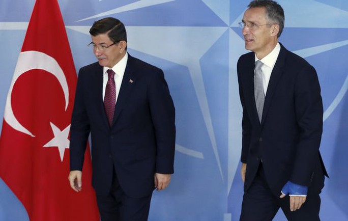 Tổng thư ký NATO Jens Stoltenberg (phải) đón Thủ tướng Thổ Nhĩ Kỳ Ahmet Davutoglu tại trụ sở của khối ở Brussels – Bỉ hôm 30-11. Ảnh: Reuters