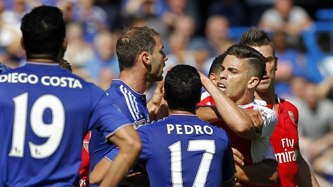 Costa gây hấn với Paulista khiến hậu vệ Arsenal nổi nóng và trả đũa