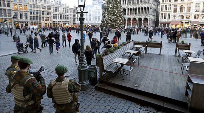 Cảnh sát Bỉ đứng gác ở quảng trường Grand Place hôm 30-12. Ảnh: Reuters