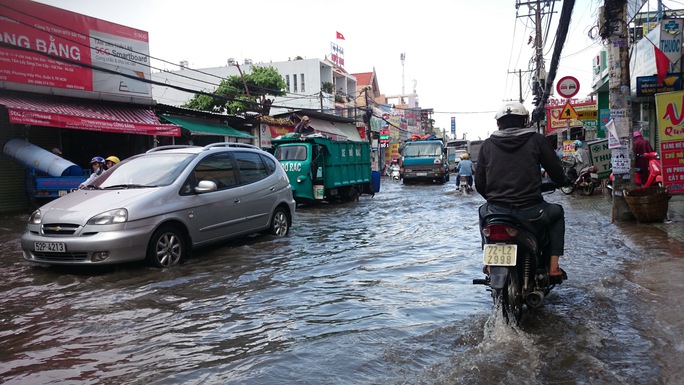 TP HCM: Mưa 20 phút đường đã ngập như sông