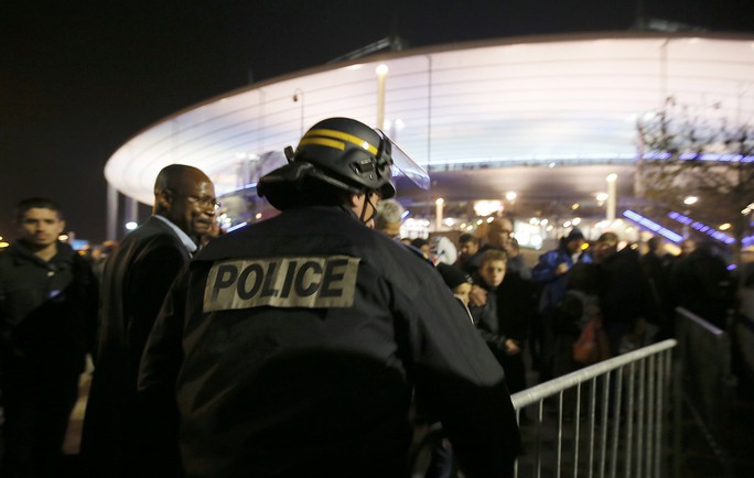 Cảnh sát bảo vệ đám đông khán giả rời sân Stade de France