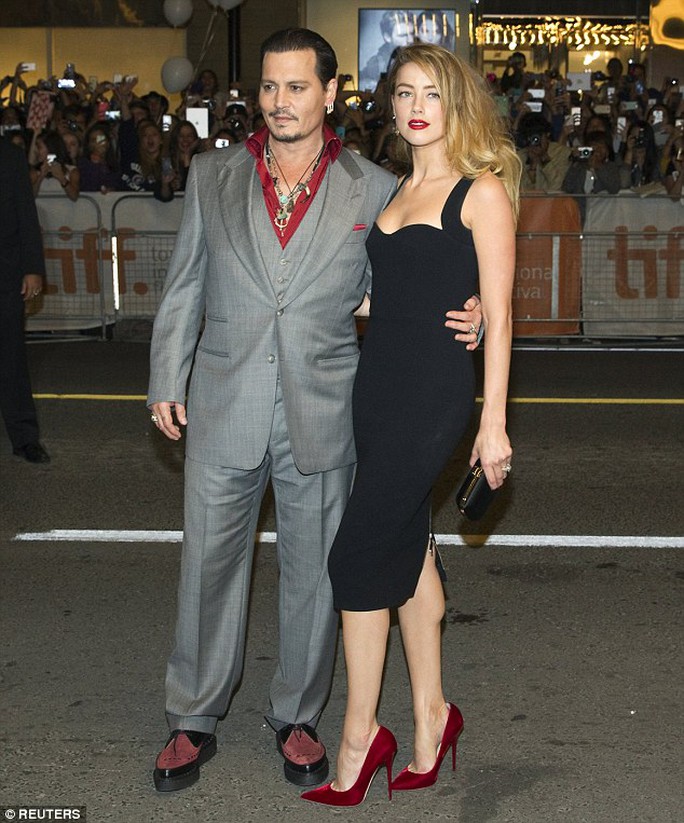 Kate Winslet tươi tắn trên thảm đỏ, Johnny Depp lịch lãm bên vợ