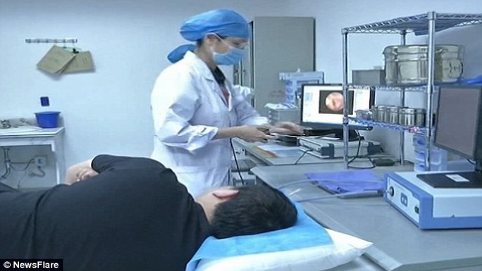 Gắp hàng trăm con dòi sống trong tai bệnh nhân