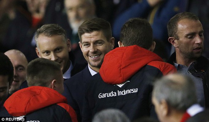 
Gerrard được các CĐV Liverpool chào đón trong ngày trở lại
