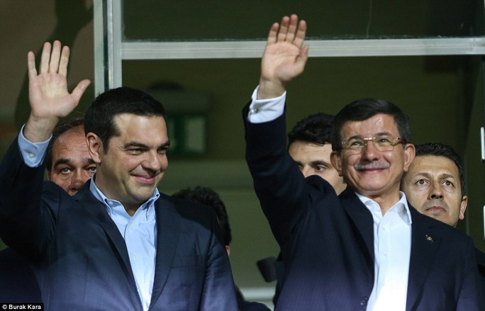 
Tổng thống Hy Lạp Alexis Tsipras (trái) và Tổng thống Thổ Nhĩ Kỳ Ahmet Davutoglu
