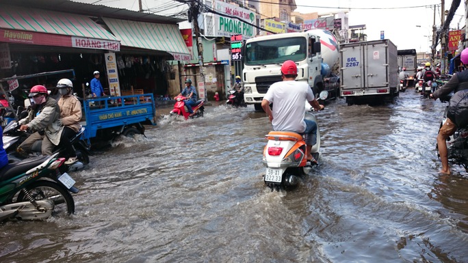 
Mưa ngập khiến các phương tiện lưu thông hết sức khó khăn, nhiều khu vực ngập sâu hơn 0,5m, lút bánh xe máy và kéo dài gần 300m
