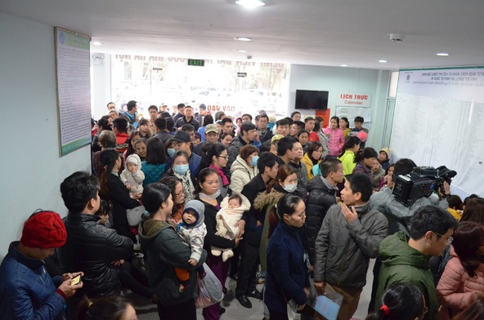 
Tuy nhiên, hàng trăm người vẫn đứng đợi trong phòng khám để hi vọng được tiêm cho con mình
