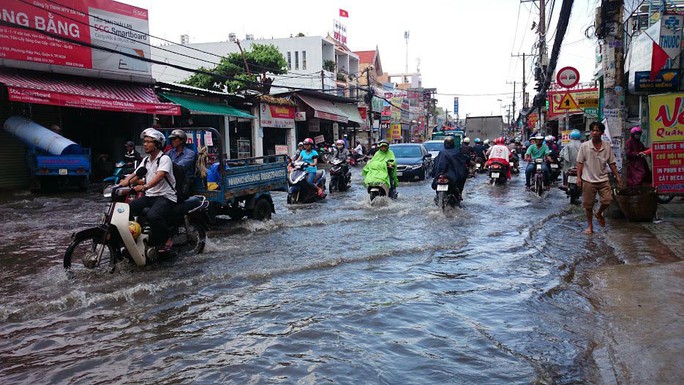 Ngay trong những ngày nắng, vẫn có những tuyến đường ở TP HCM ngập nước. (Ảnh chụp ngày 28-9) Ảnh: QUỐC CHIẾN