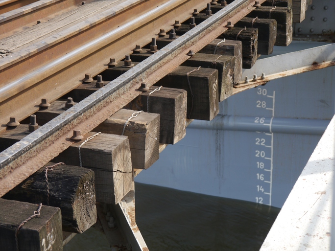
Trong những năm gần đây, các tai nạn do tàu bè hay sà lan va chạm vào cầu thường xuyên xảy ra. Nhẹ thì bị rung chuyển, nặng thì mặt cầu bị đội cao hơn 20 cm, gây tê liệt hoàn toàn cho tuyến đường sắt Bắc Nam. 
