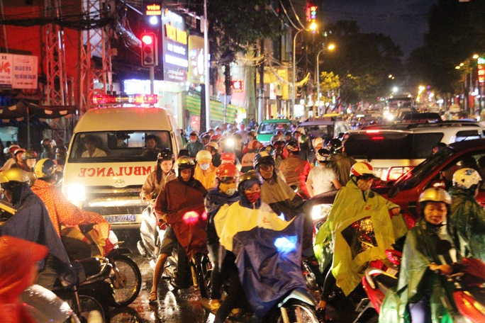 
Một chiếc xe cứu thương mất hơn 15 phút để di chuyển ra khỏi giao lộ 3/2 – Lê Hồng Phong (quận 10). Ảnh: Lê Phong
