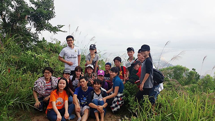 
 Nhóm các bạn trẻ khoa Ngoại Ngữ - Đại học Quy Nhơn cùng nhau “phượt” lên đỉnh Vũng Chua.
