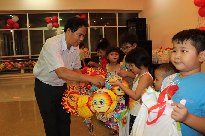 Ông Giang Văn Nam, Chủ tịch LĐLĐ quận Gò Vấp, tặng lồng đèn cho thiếu nhi Ảnh: THANH NGA