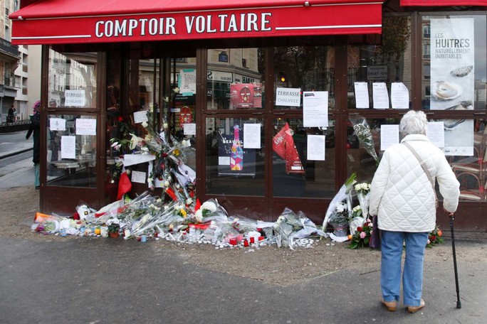 
Hoa tưởng niệm các nạn nhân khủng bố được đặt bên ngoài quán cà phê Comptoir Voltaire. Ảnh: Reuters
