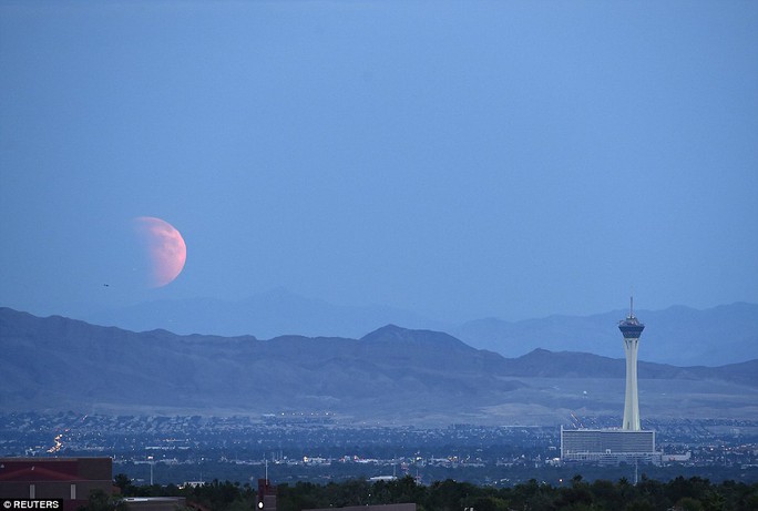 
Trăng máu ở Las Vegas, Nevada - Mỹ vào sáng sớm 28-9
