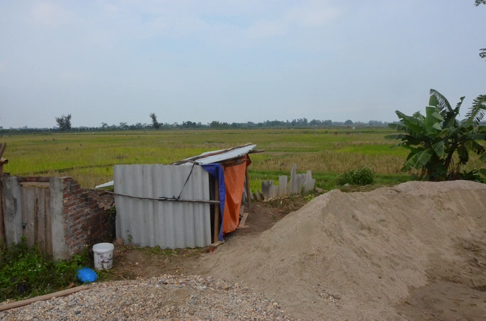 Túp lều giữa cánh đồng thôn 3 xã Ngải Sơn, huyện Thạch Thất, nơi nghi can sinh sống