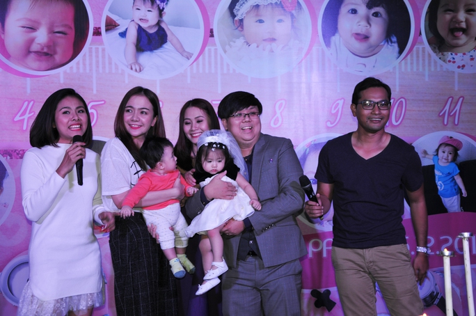 Gia đình NS Gia Bảo và gia đình NS Huỳnh Đông đã hứa sẽ làm sui gia khi hai bé vừa tròn 1 tuổi dưới sự chứng kiến của NS Vân Trang