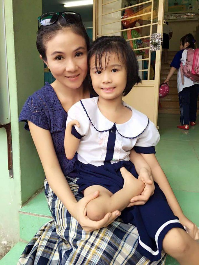 
NSƯT Thanh Ngân và một em học sinh khuyết tật
