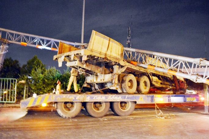 Xe đầu kéo làm sập thanh chắn trên cao, đè chết người đi xe máy