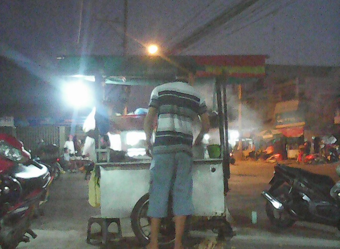 
Dù đã báo công an nhưng anh Hiệp vẫn luôn đề phòng kẻ trấn lột xăm mình quay lại như đã hẹn
