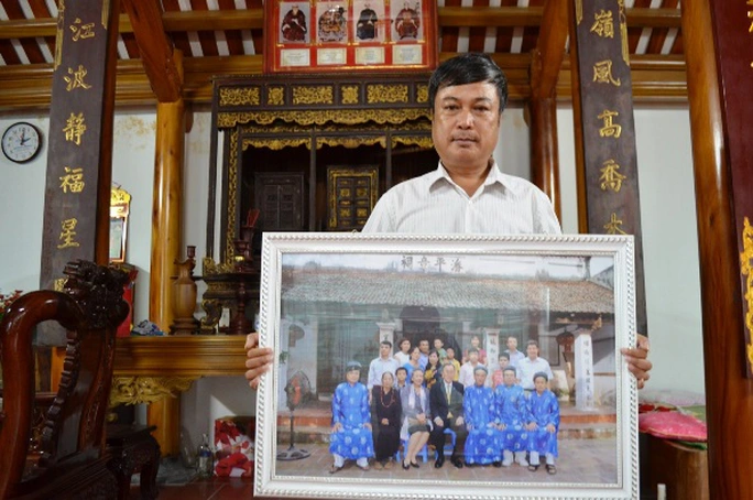 
Ông Phan Huy Thanh cùng bức ảnh chụp với ông Ban Ki-moon trước nhà thờ họ Phan Huy

