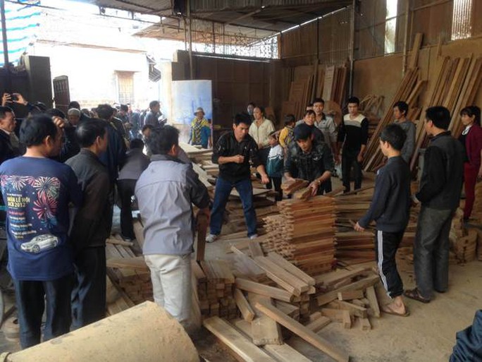 Người dân giúp đỡ di chuyển gỗ ra khỏi xưởng nhà ông Tuân để làm đám ma