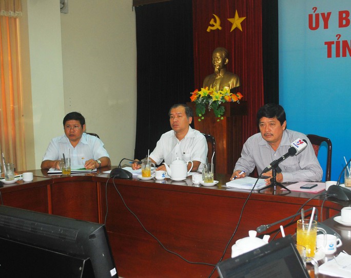 Ông Hồ Việt Hiệp, Phó Chủ tịch UBND tỉnh An Giang (bìa phải), yêu cầu các ngành chức năng phải tổ chức xin lỗi 3 cán bộ chê chủ tịch tỉnh trên Facebook