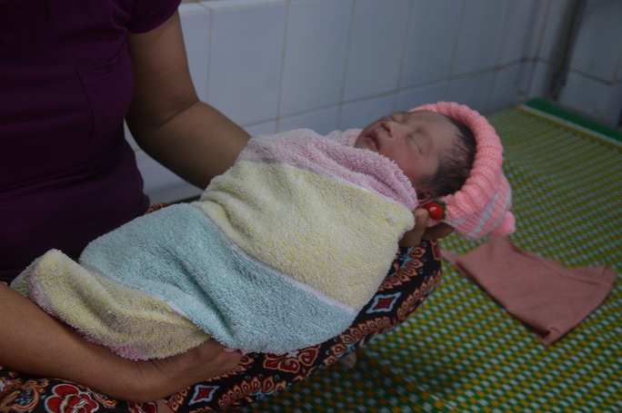 
Bé sơ sinh bị bỏ rơi được chăm sóc tại bệnh viện. 
