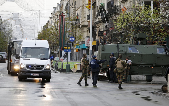 Cảnh sát Bỉ canh gác trên đường phố Brussels. Ảnh: Reuters