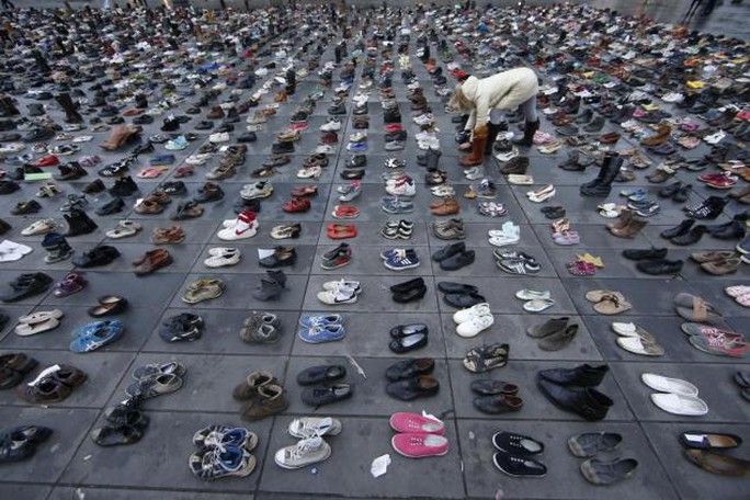 Hàng ngàn đôi giày được để lại tại Quảng trường Republique. Ảnh: Reuters