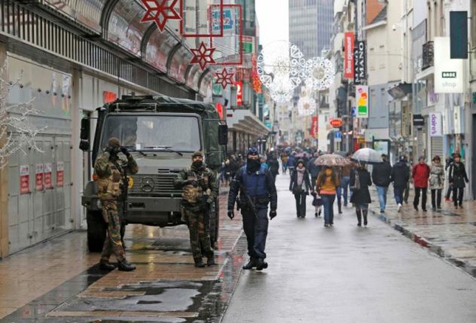 Binh sĩ xuất hiện khắp nơi trên phố. Ảnh: Reuters