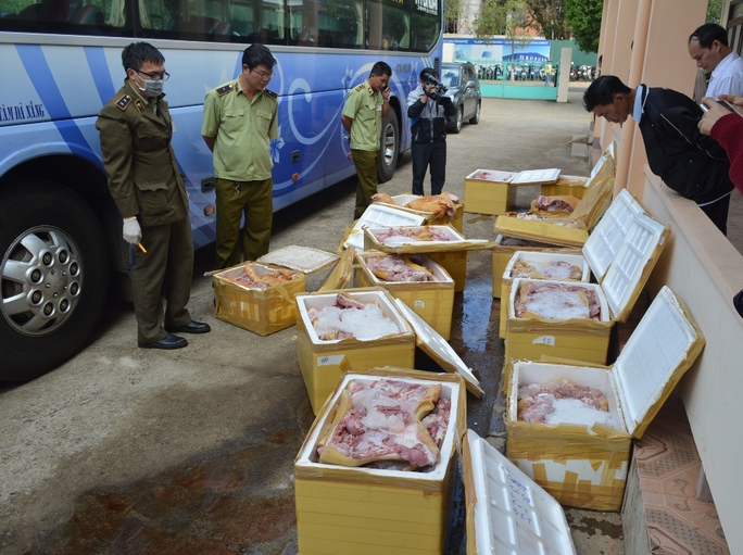 
Hơn 1.177 kg thịt thối được đóng trong 14 thùng xốp
