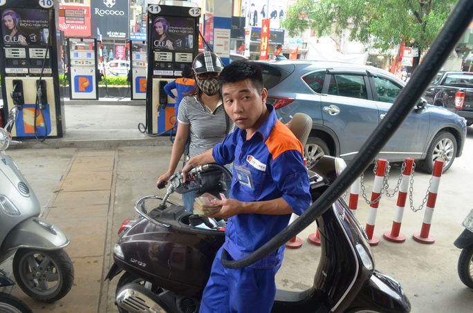 
Giá xăng tiếp tục giảm thêm 770 đồng/lít từ 15 giờ ngày 3-11 - Ảnh: Nguyễn Hưởng
