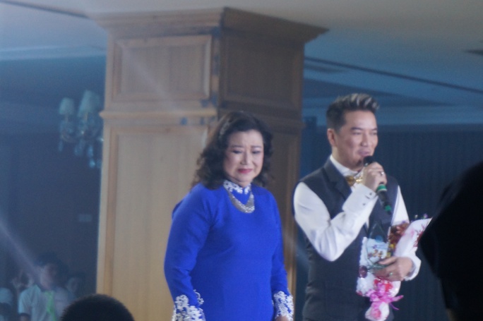 NSND Kim Cương và ca sĩ Đàm Vĩnh Hưng nói lời chúc mừng hạnh phúc các cặp đôi trong ngày cưới ý nghĩa này.