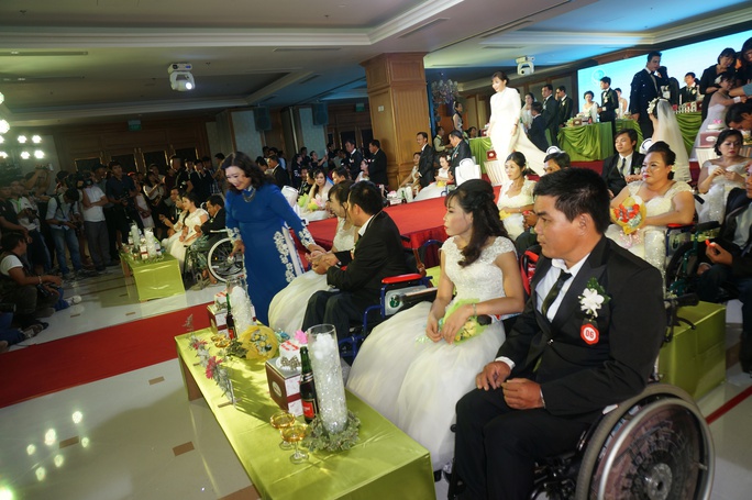 NSND Kim Cương đưa các cặp đôi vào vị trí chuẩn bị tiến hành nghi lễ trao nhẫn cưới