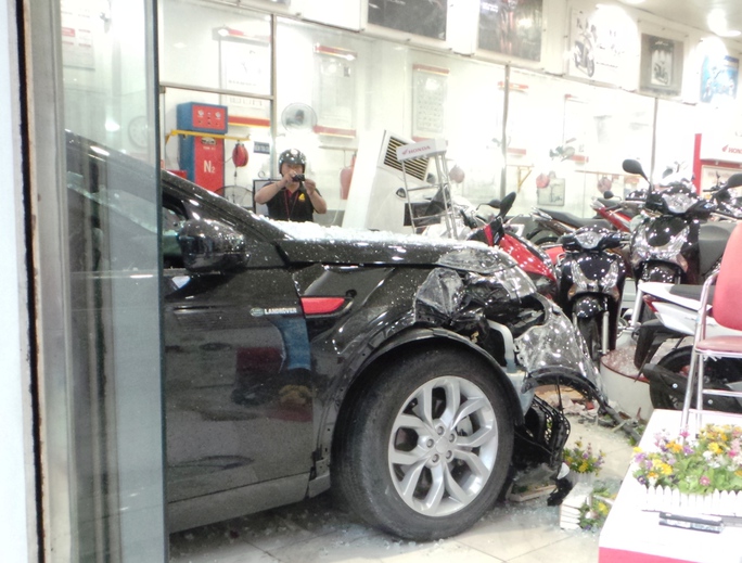 Nhiều xe bên trong cửa hàng bị tông hư hỏng