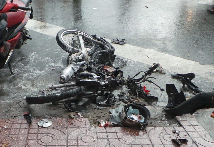 Ô tô “điên” tông liên hoàn nhiều xe máy tại vòng xoay Dân Chủ