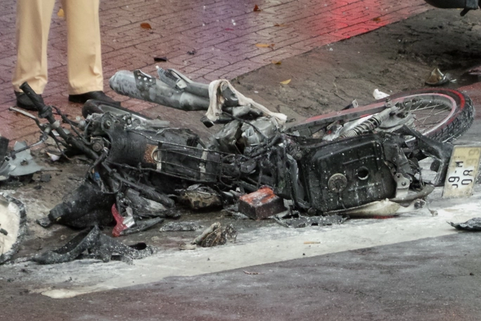 Một chiếc xe máy bị cháy trơ khung sau va chạm